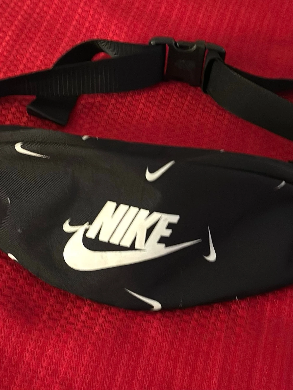 Svart magväska från Nike