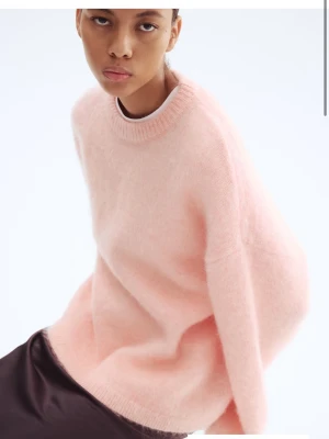 Ljusrosa oversized stickad tröja - Använd 1 gång, är som ny. ❤️Supermjuk och fluffig ljusrosa stickad tröja med oversized passform och rund halsringning. Tröjan har långa ärmar och ribbade muddar vid hals, ärmslut och nederkant. Perfekt för lager på lager och en chill look. Orginalpris: 999 kr! 