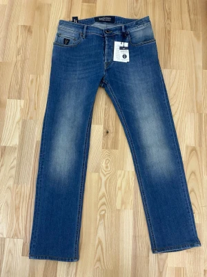 Handpicked Jeans - Säljer dessa handpicked jeans - W31 - Dom är helt nya med tags - Skick 10/10 - Hör av er vid minsta fundering!