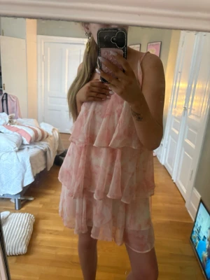 Sommar klänning - Söt sommarklänning som endast används ca 3ggr, finns ej att köpa på Nelly längre! 🥰