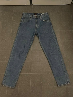 Lee Jeans - Tja, säljer ett par Lee jeans i modell Oscar. Storleken är: W30 L32. Priset kan diskuteras, hör av dig vid minsta lilla fundering.