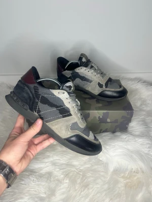 Valentino rockrunners  - Rockrunners !! | Säljer dessa supersnygga valentino rockrunners💫 | Skorna är i strl 40 (fits 41)  med ett sulmått på 26,5cm| Skorna är 9/10 skick och sparsamt använda förutom lite lite skada i hälen 🌟| Orginal box, dustbag och sådant medföljer! | Nypris - ca 5000  sek | Pris kan diskuteras vid snabb affär!! 💸 | För flera bilder eller frågor så är det bara att kontakta mig, skriv gärna till mig innan ni köper!📩