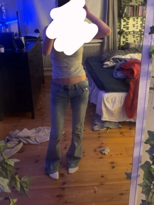 Ljusblå true religion jeans🩵  - Säljer ett par blå bootcut jeans med låg midja och klassisk femficksdesign. Jeansen har en lätt tvättad look och sitter tajt över höfterna för att sedan bli vidare nedtill. Testade i butik och hemma framför spegel, aldrig vart ute med dem, och nu ligger de bara hemma i garderoben🩵köptes för 1400 å nu säljer för 1200 pga att jag aldrig andvänt dem🫶🏼