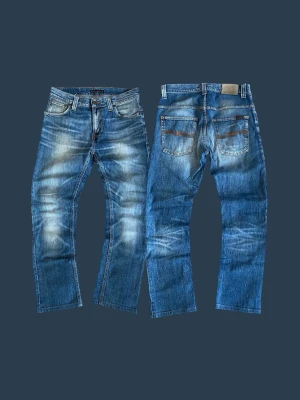 Nudie thin finn - Säljer nu dessa feta nudie thin finn. De har riktigt goa fades och en skön passform, perfekt för en riktigt snygg outfit. Storleken är W30 L32 men gå efter måtten. Skriv vid minsta lilla fråga. Pris går att diskuteras vid snabb affär!  Mått: Midja: 38cm Längd: 95cm Lår: 24cm Smalben: 18cm Benöppning: 18cm