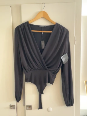 Svart body från Nelly - Snygg svart body från Nelly i storlek XS. Jag säljer den för 250kr men är öppen för prisförslag <3 Prislapp sitter kvar! 