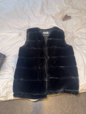 Päls väst - Svart ny päls väst