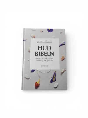 Hudbibeln av Johanna Gillbro - Hudbibeln är en bok av Johanna Gillbro. Boken handlar om hud, myter, vetenskap och tips för hudvård. Perfekt för dig som vill lära dig mer om hudens hemligheter.