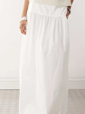 Vit långkjol  - Säljer en enkel och stilren vit långkjolm.