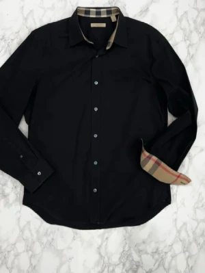 Burbbery skjorta - Jätte snygg och bra passform fraktas samma dag 