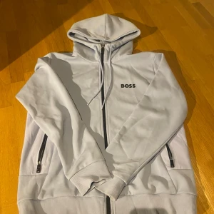 Boss tröja - Säljer nu denna boss tröja som är i ett mycket bra skick. Den är i storlek S. Hör av dig vid några funderingar.