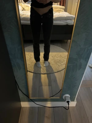 Raka midwaist jeans - Raka, midwaist jeans från Gina Tricot. Använda men inga tecken på användning.