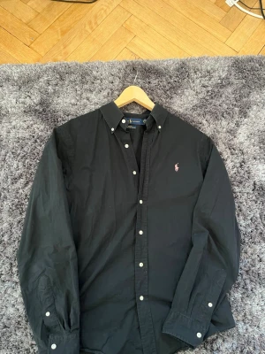 Svart Ralph lauren skjorta  - Snygg Ralph Laurie skjorta i storlek M-slimfit fin kvalitet och passar perfekt till sommaren och våren som kommer strax👍
