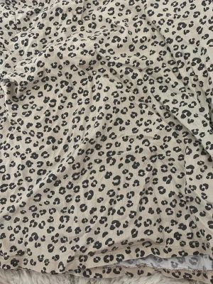 Beige leopardmönstrad t-shirt - Snygg beige t-shirt med leopardmönster i svart. 