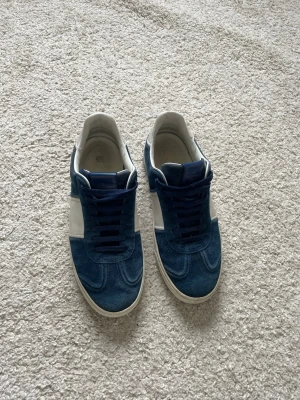 Valentino flycrews rolyal blue - Populäraste skon och mest sällsynta färgen! just nu och snyggaste, valentino flycrew i super bra skick med tanke på att dom ej produceras längre. Skriv vid funderingar och frågor! Byte är öppet! Dustbag ingår! Storlek 41-42