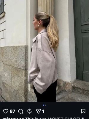 Jacka från missay  - Säljer denna jättefina jacka ifrån missay då den inte kommer till användning. Använt 1 gång. Nypris: 599. Står ingen storlek men skulle uppskatta till s-m