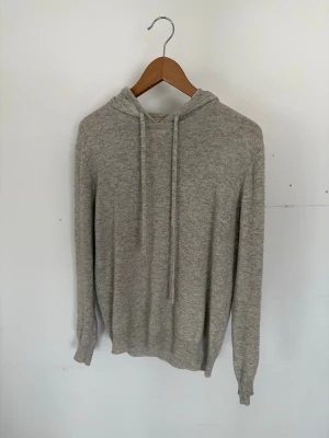 Stickad Merino Hoodie - Säljer en snygg Merino hoodie i bra skick!