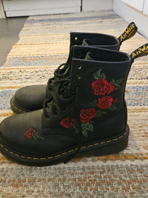 Dr martens - Stl 38, min mammas skor, lite stora på mig som har 37 ❤️
