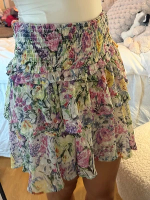 Volangkjol💗 - Jättefin volangkjol från Lindex, helt slutsåld💗 säljer den matchande toppen separat, om du är intresserad av den också så kan du få billigare pris 😊