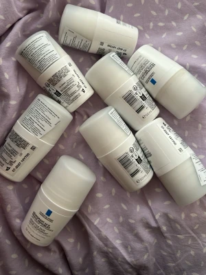 La Roche-Posay 24H Deodorant 50ml - Säljer 8 st La Roche-Posay deo för 320kr.  Deodorant för känslig hud, alkoholfri och utan parfym. Vit plastförpackning med blå logga, 50 ml roll-on. Motverkar lukt och fukt i upp till 24 timmar. Perfekt för dig med känslig hud som vill ha ett milt men effektivt skydd. 