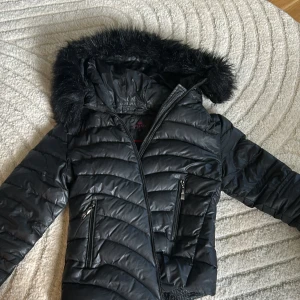 chelsea jacka - chelsea jacka i storlek 38 men passar xs/s