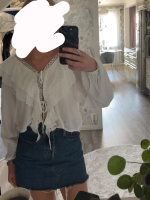 Vit volangblus med knytning - Säljer en vit blus med volangdetaljer och knytning framtill🥰storlek S