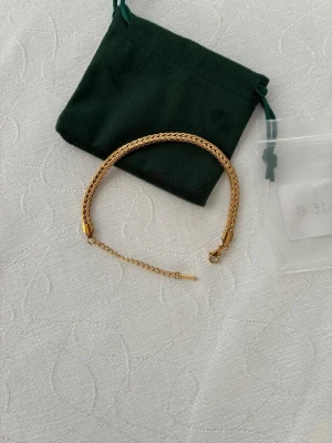 Armband 18K - Armband i rostfritt stål, pläterat med 18K guld. Skick är 10/10 helt ny! Kan justeras ner till 18cm. Tar emot bud!