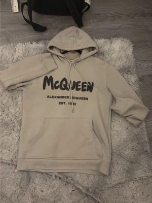 Beige hoodie från Alexander McQueen - Snygg beige/Grå hoodie ifrån Alexander mcqueen.  Storlek S 