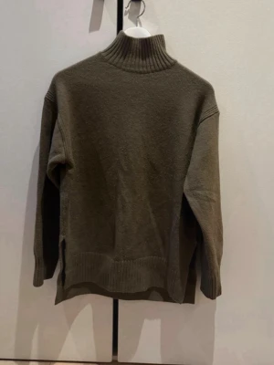 Stickad Polotröja - säljer en olivgrön stickad polotröja med krage från h&m då den tyvärr inte passar❣️strl S, aldrig använd💓
