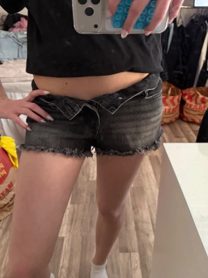  Svart/grå jeansshorts - Jätte jätte fina jeanskjol perfekta tlll sommaren men lite för små för mig🥹