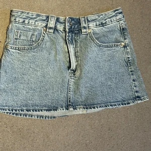 Blå jeanskjol  - Snygg blå jeanskjol från stradivarius . Går att få fler bilder vid intresse. 