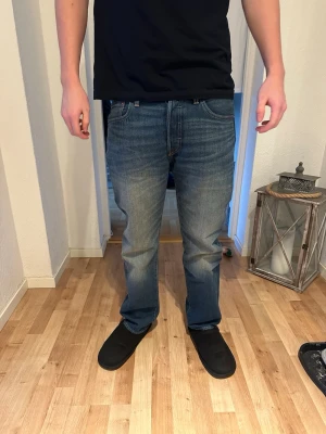 Levis jeans 501 mörkblåa - Säljer ett par blåa jeans från Levismed rak passform och normal midja. Jeansen har en tvätt som gör dem lite ljusare där fram. Storleken på dessa jeans är w30 och L30.Dem är använda max 5 gånger, finns inga defekter på användning. Skriv vid frågor!!!