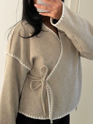 Beige omlottkofta med knytband - Aldrig använd! Storlek 34 men oversized så passar även 3.