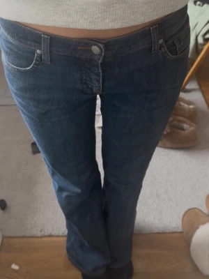 Mörkblå bootcut jeans - jättesnygga jeans i bra skick!!! 💞