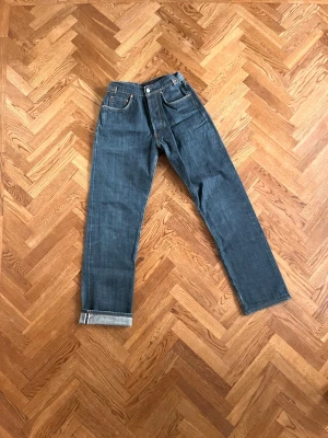 Evisu custom jeans - Säljer ett par klassiska blå selvedge jeans med rak fitt, i princip oanvända. Fick dom skräddarsydda så det är inte en cut som finns i deras katalog men den är mer eller mindre straigh leg. Dem passar mellan 28-29