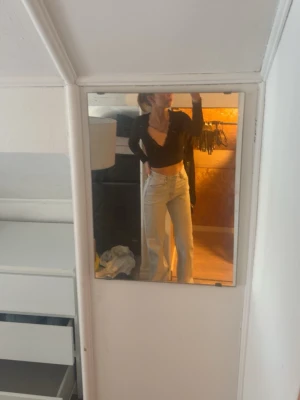 Ljusblå raka jeans med hög midja - Säljer ett par ljusblå jeans med raka ben och hög midja. Perfekta för en avslappnad och trendig look. Materialet är denim i bomull.