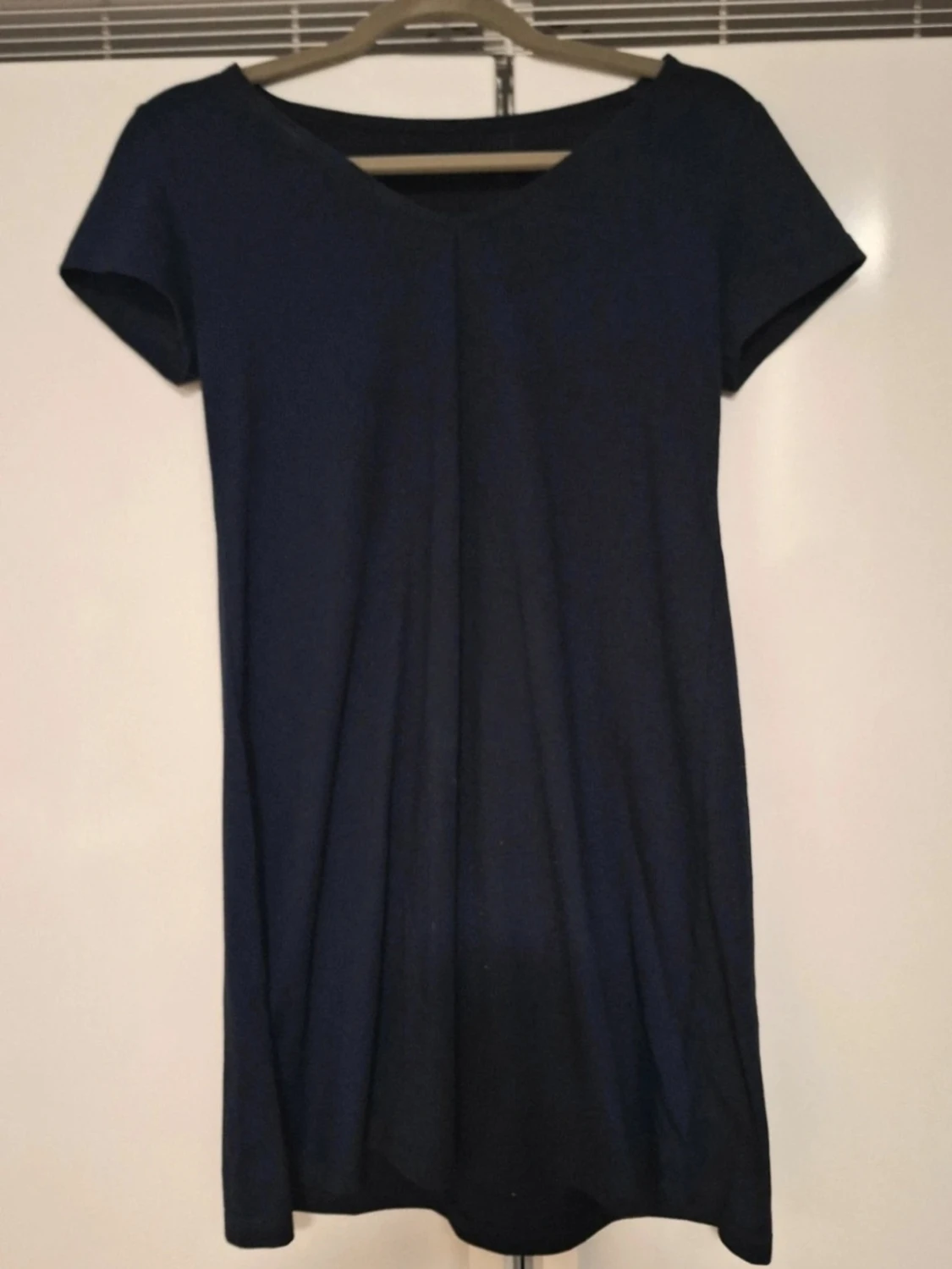 Mörkblå kortärmad klänning