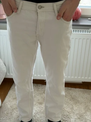 Jack&Jones- Jeans - - Klassiska vita jeans från Jack&Jones📌 Skriv vid frågor.🤝