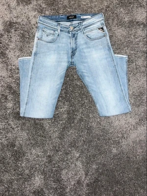 Ljusblåa Replay anbass - Säljer ett par ljusblå jeans från Replay med klassisk femficksdesign och snygga bakfickor. Perfekta nu inför våren. 