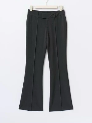 mörkgrå kostymbyxor - superfina kostymbyxor från Gina Tricot i storlek 36. Dom är aldrig använda utan bara testade🫶🏻