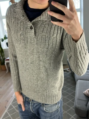 Stickad grå quarter zip  - Simpel och snygg! Mått: A:45 B:50 C:45 D:62 (cm) Skriv vid fundering! 😇