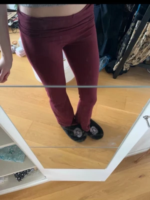 Vinröda yogapants  - Coola vinröda yogapants ifrån Kappahl. De är i barnstorlek 170, men passar som XS. Oanvända så i nyskick!❣️