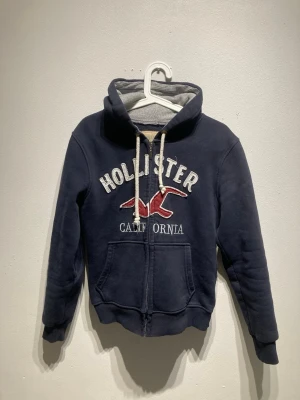 Navyblue Hollister Hoodie - Good lopking hoodie with great print