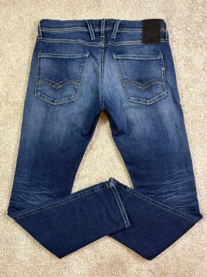 Replay Anbass Hyperflex - Stl w31, l30 - REPLAY JEANS  - Storlek: W31/L30 Modell: ANBASS HYPERFLEX, med sjukt snygga fades | Användning: Varsamt använda, fint skick | Nypris: Cirka 1800 SEK