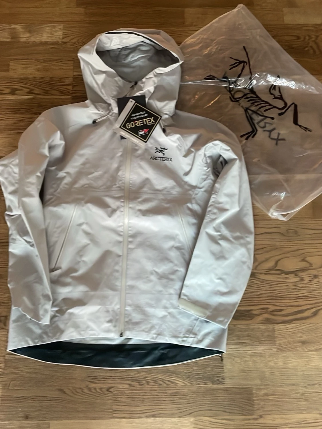 Ljusgrå regnjacka från Arc'teryx