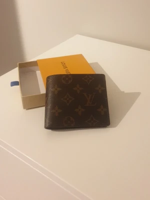 L ..v plånbok  - Nytt skick. kommer utan låda. Kan förhandla priset.