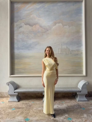 Söker! Gul satin klänning  - Jag söker den här klänningen från gina i storlek 36/S. Jag har en i storlek 34 om intresse för byte skulle finnas!