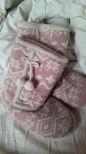 Rosa/vita skor - Ett par mjuka rosa/vita skor. Används inomhus.