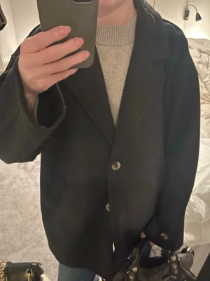 Svart kappa - Säljer denna oversized svarta kappan med perfekt passform😍 Endast använd några få gånger så nästan helt ny, fick den i present och säljer då jag har en liknande🤍 nypris 800kr