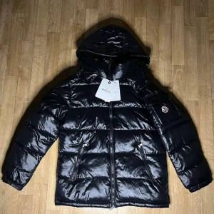 Moncler jacka svart - Svart Moncler jacka i ny skick, den har NFC i loggan, pm vid frågor eller detaljbilder och kom gärna med prisförslag.