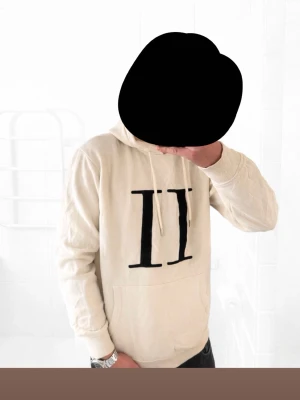 Les duex hoodie - Modellen är 181 cm lång de är storlek L men skulle mer säga M Snygg beige hoodie med stor svart II-logga på bröstet. Hoodien har huva med dragsko och en klassisk magficka framtill. Perfekt för en chill och avslappnad stil. Passar till både jeans och mjukisbyxor.